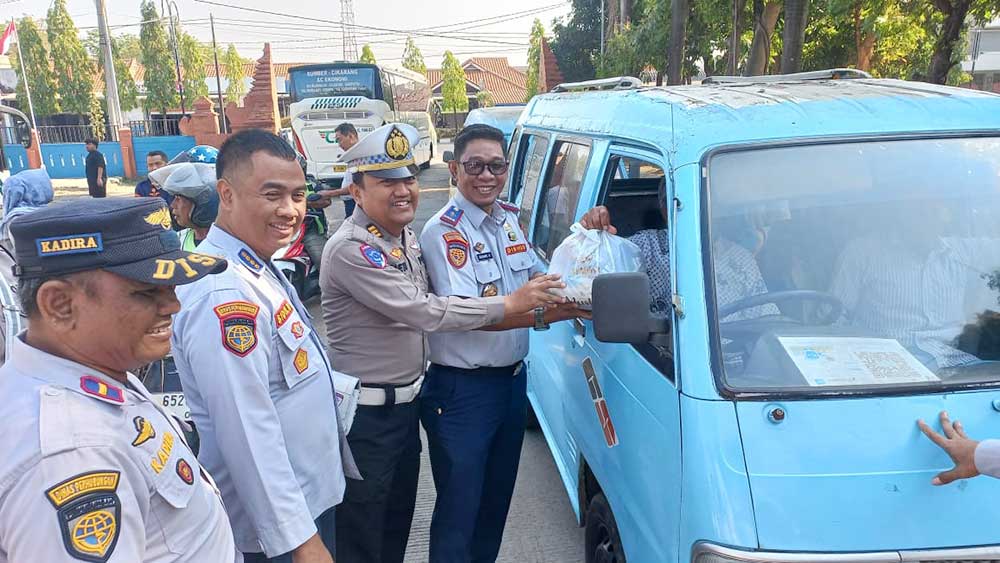 Dishub Kabupaten Cirebon Berbagi di Peringati Harhubnas ke-55 1 Dishub Kabupaten Cirebon Bersama Satlantas Polresta Cirebon Memberikan Bantuan Paket Sembako Kepada Para Pelaku Transportasi Di Kabupaten Cirebon Dalam Rangka Memperingati Harhubnas Ke-55 Tahun 2026, Selasa, 15 September 2026.