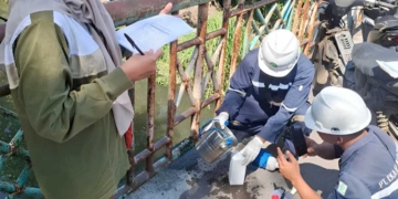 DLH Kota Cirebon Uji Kualitas Air di 13 Titik Sungai 7 Petugas Dlh Kota Cirebon Melakukan Kualitas Air Sungai Dan Udara Ambien Di Sejumlah Titik Di Wilayah Kota Cirebon.
