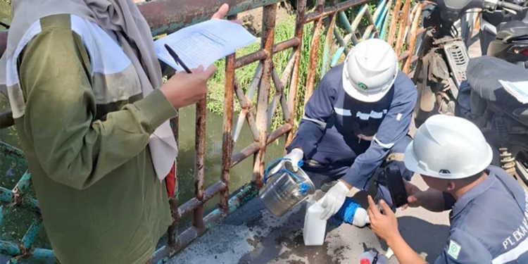 DLH Kota Cirebon Uji Kualitas Air di 13 Titik Sungai 6 Petugas Dlh Kota Cirebon Melakukan Kualitas Air Sungai Dan Udara Ambien Di Sejumlah Titik Di Wilayah Kota Cirebon.