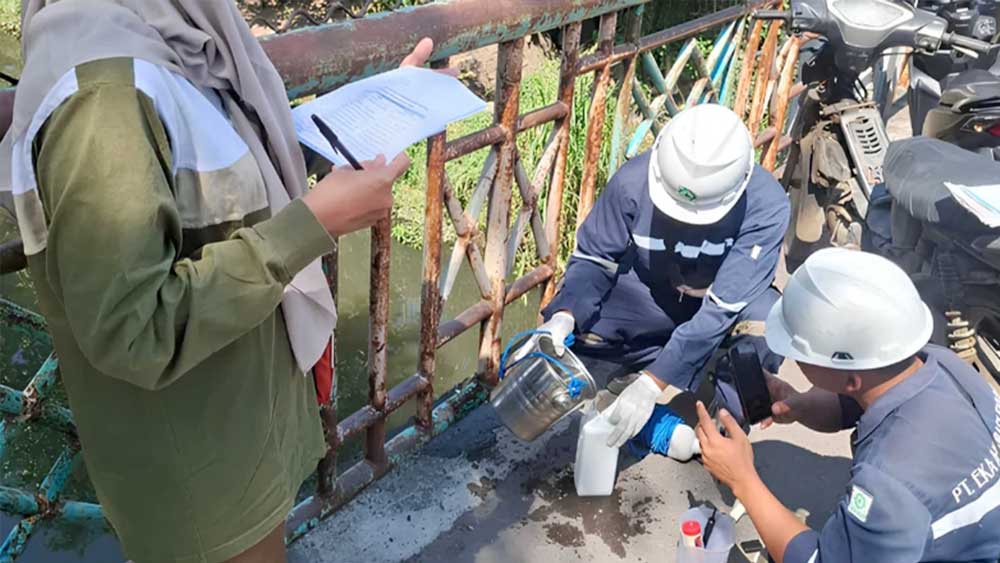 DLH Kota Cirebon Uji Kualitas Air di 13 Titik Sungai 1 Petugas Dlh Kota Cirebon Melakukan Kualitas Air Sungai Dan Udara Ambien Di Sejumlah Titik Di Wilayah Kota Cirebon.