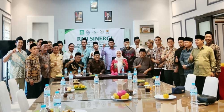 Ketua Dprd Kabupaten Cirebon, Sophi Zulfia Bersama Aktivis Rabithah Ma’ahid Islamiyah Nahdlatul Ulama (Rmi Nu) Kabupaten Cirebon.