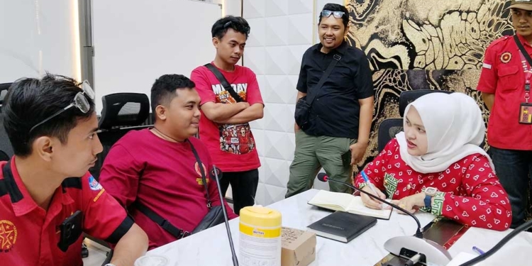 Ketua DPRD Kabupaten Cirebon Terima Audiensi KBPBI, Desak UU Perlindungan Ketenagakerjaan Terbit Oktober 2026 6 Ketua Dprd Kabupaten Cirebon Dr. Sophi Zulfia, Sh Mh (Kanan) Saat Menerima Audiensi Kbpbi Kabupaten Cirebon.