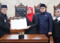 Rapat Paripurna, DPRD Kabupaten Cirebon dan Pemkab Sepakati KUA-PPAS Perubahan 2026 3 Ketua Dprd Kabupaten Cirebon, Sophi Zulfia Dan Wakil Ketua Dprd Kabupaten Cirebon, Hasan Basori Serta Nana Kencanawati Menunjukan Berita Acara Rapat Paripurna Yang Membahas Perubahan Kua-Ppas Tahun 2026 Bersama Bupati Cirebon, H Imron, Senin, 14 September 2026.