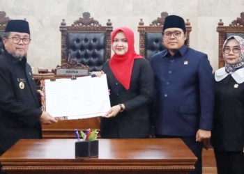 Rapat Paripurna, DPRD Kabupaten Cirebon dan Pemkab Sepakati KUA-PPAS Perubahan 2026 3 Ketua Dprd Kabupaten Cirebon, Sophi Zulfia Dan Wakil Ketua Dprd Kabupaten Cirebon, Hasan Basori Serta Nana Kencanawati Menunjukan Berita Acara Rapat Paripurna Yang Membahas Perubahan Kua-Ppas Tahun 2026 Bersama Bupati Cirebon, H Imron, Senin, 14 September 2026.