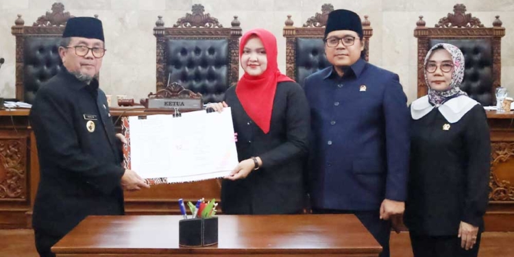 Rapat Paripurna, DPRD Kabupaten Cirebon dan Pemkab Sepakati KUA-PPAS Perubahan 2026 8 Ketua Dprd Kabupaten Cirebon, Sophi Zulfia Dan Wakil Ketua Dprd Kabupaten Cirebon, Hasan Basori Serta Nana Kencanawati Menunjukan Berita Acara Rapat Paripurna Yang Membahas Perubahan Kua-Ppas Tahun 2026 Bersama Bupati Cirebon, H Imron, Senin, 14 September 2026.
