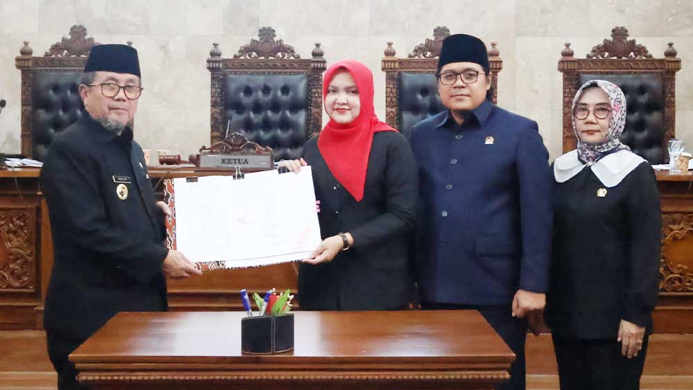 Rapat Paripurna, DPRD Kabupaten Cirebon dan Pemkab Sepakati KUA-PPAS Perubahan 2026 1 Ketua Dprd Kabupaten Cirebon, Sophi Zulfia Dan Wakil Ketua Dprd Kabupaten Cirebon, Hasan Basori Serta Nana Kencanawati Menunjukan Berita Acara Rapat Paripurna Yang Membahas Perubahan Kua-Ppas Tahun 2026 Bersama Bupati Cirebon, H Imron, Senin, 14 September 2026.