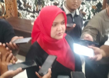 Gelar Audiensi, DPRD Kabupaten Cirebon Desak Pemkab Segera Tindaklanjuti Aduan LSM 2 Ketua Dprd Kabupaten Cirebon, Sophi Zulfia, Memberikan Keterangan Pers Usai Audiensi Bersama Tiga Lsm, Senin, 14 September 2026.
