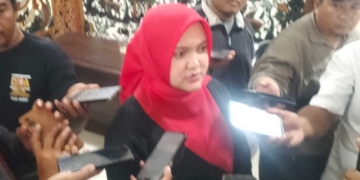 Gelar Audiensi, DPRD Kabupaten Cirebon Desak Pemkab Segera Tindaklanjuti Aduan LSM 7 Ketua Dprd Kabupaten Cirebon, Sophi Zulfia, Memberikan Keterangan Pers Usai Audiensi Bersama Tiga Lsm, Senin, 14 September 2026.