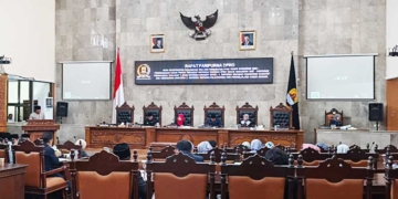 Suasana Rapat Paripurna Dprd Kabupaten Cirebon Membahas Pandangan Umum (Pu) Fraksi Terhadap Rapbd 2027, Senin, 14 September 2026.