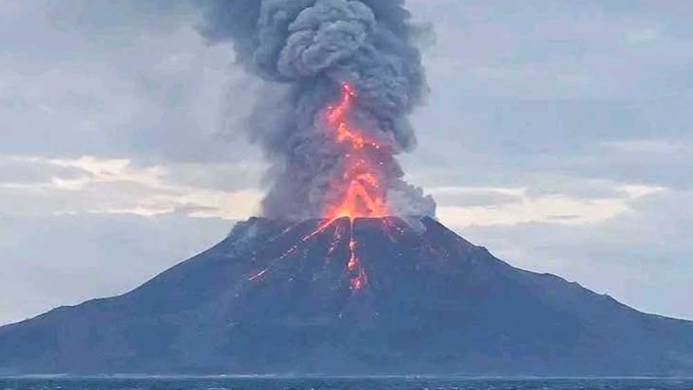 Abu Vulkanik Erupsi Gunung Anak Krakatau Mulai Dirasakan Warga Kabupaten Cirebon 3 Erupsi Gunung Anak Krakatau