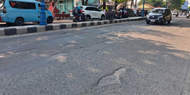 Kondisi Jalan Wahidin, Kota Cirebon Sebelum Diperbaiki, Rabu, 23 September 2026.