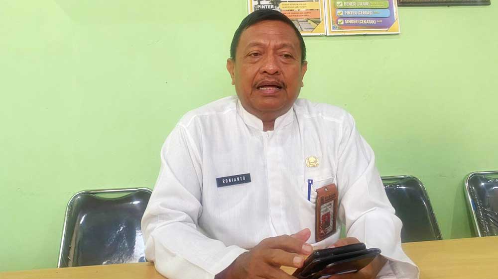 Disdik Kabupaten Cirebon Klaim 99 Persen Pelajar Lanjut ke Jenjang Pendidikan Lebih Tinggi 2 Kepala Disdik Kabupaten Cirebon, H Ronianto, Memberikan Keterangan Pers Terkait Pelajar Di Kabupaten Cirebon Yang Melanjutkan Pendidikannya Ke Jenjang Yang Lebih Tinggi, Kamis, 3 September 2026.