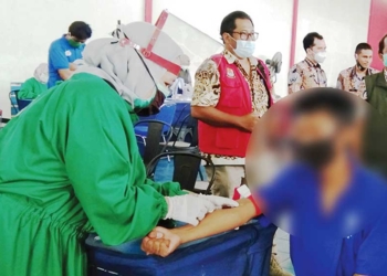 Baru 53 Persen Target Tercapai, Dinkes Kabupaten Cirebon Temukan 195 Kasus HIV 1 Petugas Dinkes Kabupaten Cirebon Melakukan Skrining Hiv/Aids.