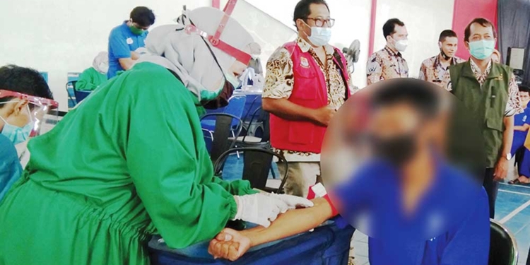 Petugas Dinkes Kabupaten Cirebon Melakukan Skrining Hiv/Aids.