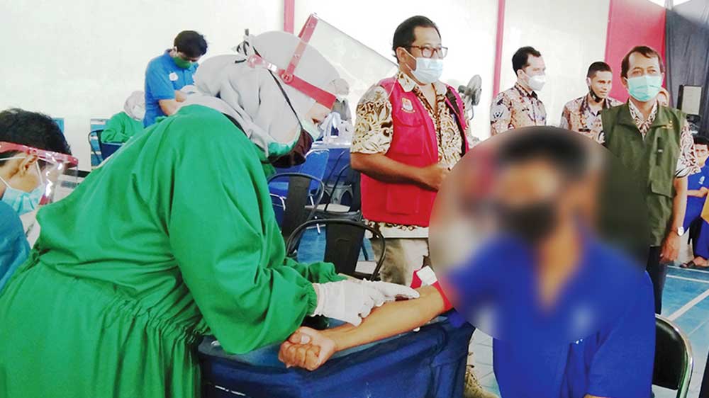 Baru 53 Persen Target Tercapai, Dinkes Kabupaten Cirebon Temukan 195 Kasus HIV 1 Petugas Dinkes Kabupaten Cirebon Melakukan Skrining Hiv/Aids.