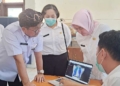Bupati Cirebon, H Imron (Kiri) Didampingi Kelapa Dinkes Kabupaten Cirebon, Hj Eni Suhaeni (Kanan Kerudung Pink) Saat Monitoring Tracing Tbc Terintegrasi Ckg Di Desa Nanggela, Kecamatan Greged, Rabu, 23 September 2026.