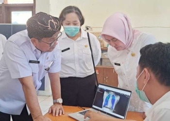 Bupati Cirebon, H Imron (Kiri) Didampingi Kelapa Dinkes Kabupaten Cirebon, Hj Eni Suhaeni (Kanan Kerudung Pink) Saat Monitoring Tracing Tbc Terintegrasi Ckg Di Desa Nanggela, Kecamatan Greged, Rabu, 23 September 2026.