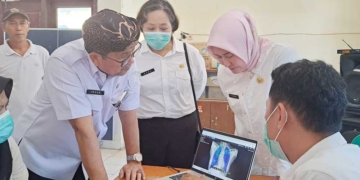 Bupati Cirebon, H Imron (Kiri) Didampingi Kelapa Dinkes Kabupaten Cirebon, Hj Eni Suhaeni (Kanan Kerudung Pink) Saat Monitoring Tracing Tbc Terintegrasi Ckg Di Desa Nanggela, Kecamatan Greged, Rabu, 23 September 2026.