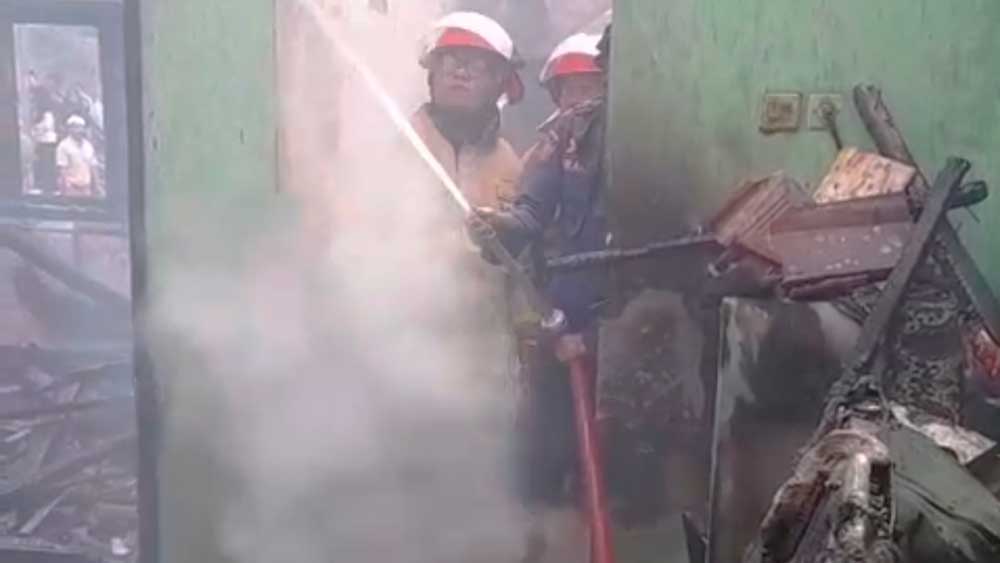 Gudang Jamur Terbakar, Api Nyaris Merembet ke Rumah dan Gudang Mebel 3 Kebakaran Di Cirebon