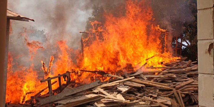 Gudang Jamur Terbakar, Api Nyaris Merembet ke Rumah dan Gudang Mebel 6 Kebakaran Di Cirebon