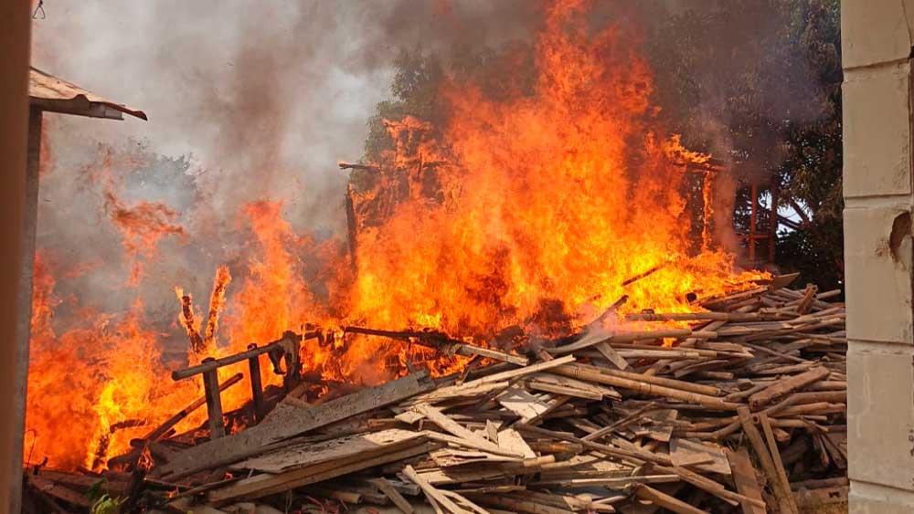 Gudang Jamur Terbakar, Api Nyaris Merembet ke Rumah dan Gudang Mebel 1 Kebakaran Di Cirebon