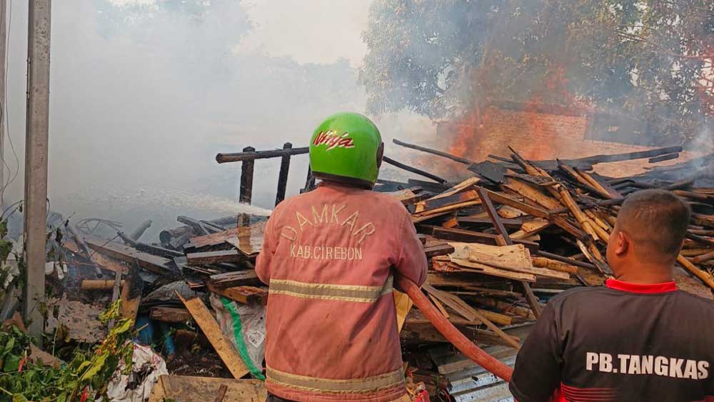Gudang Jamur Terbakar, Api Nyaris Merembet ke Rumah dan Gudang Mebel 2 Kebakaran Di Cirebon