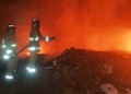 Petugas Pemadam Kebakaran Tengah Memadamkan Api Yang Membakar Bekas Bangunan Pmi Kabupaten Cirebon, Jalan Widarasari, Desa Sutawinangun, Kecamatan Kedawung, Sabtu, 12 September 2026 Malam.