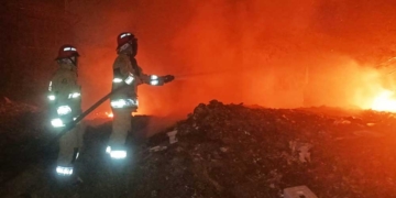 Bara Sampah Picu Kebakaran Bekas Kantor PMI Kedawung 7 Petugas Pemadam Kebakaran Tengah Memadamkan Api Yang Membakar Bekas Bangunan Pmi Kabupaten Cirebon, Jalan Widarasari, Desa Sutawinangun, Kecamatan Kedawung, Sabtu, 12 September 2026 Malam.