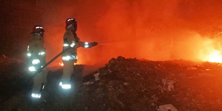 Petugas Pemadam Kebakaran Tengah Memadamkan Api Yang Membakar Bekas Bangunan Pmi Kabupaten Cirebon, Jalan Widarasari, Desa Sutawinangun, Kecamatan Kedawung, Sabtu, 12 September 2026 Malam.