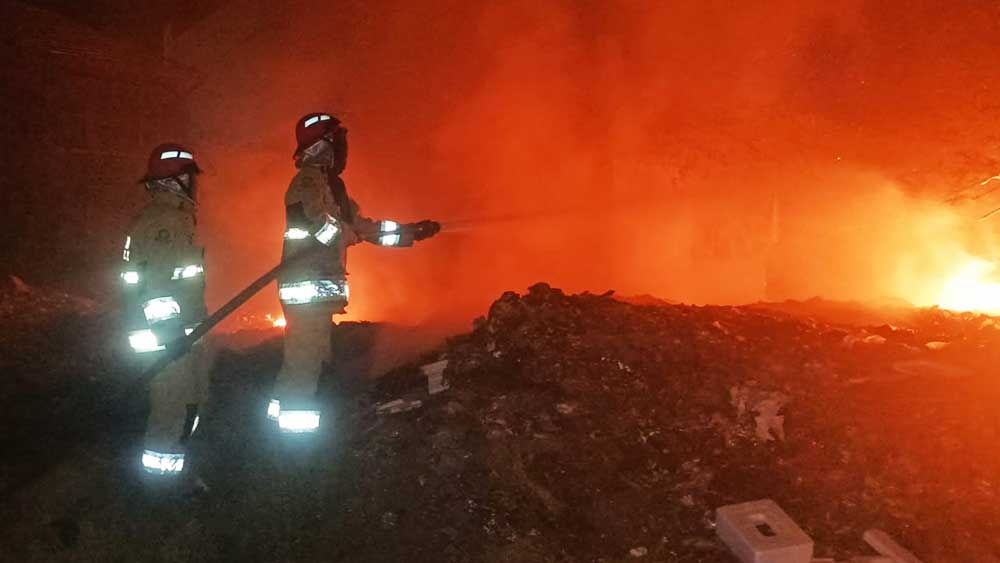 Bara Sampah Picu Kebakaran Bekas Kantor PMI Kedawung 1 Petugas Pemadam Kebakaran Tengah Memadamkan Api Yang Membakar Bekas Bangunan Pmi Kabupaten Cirebon, Jalan Widarasari, Desa Sutawinangun, Kecamatan Kedawung, Sabtu, 12 September 2026 Malam.