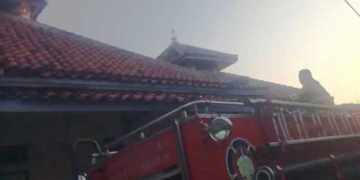 Petugas Pemadam Kebakaran Kabupaten Cirebon Berusaha Memadamkan Api Di Masjid Al-Barokah, Desa Cikeduk, Kecamatan Depok, Kabupaten Cirebon, Rabu, 23 September 2026.