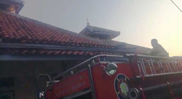 Masjid Al-Barokah di Cikeduk Cirebon Terbakar, Kerugian Ditaksir Rp50 Juta 6 Petugas Pemadam Kebakaran Kabupaten Cirebon Berusaha Memadamkan Api Di Masjid Al-Barokah, Desa Cikeduk, Kecamatan Depok, Kabupaten Cirebon, Rabu, 23 September 2026.