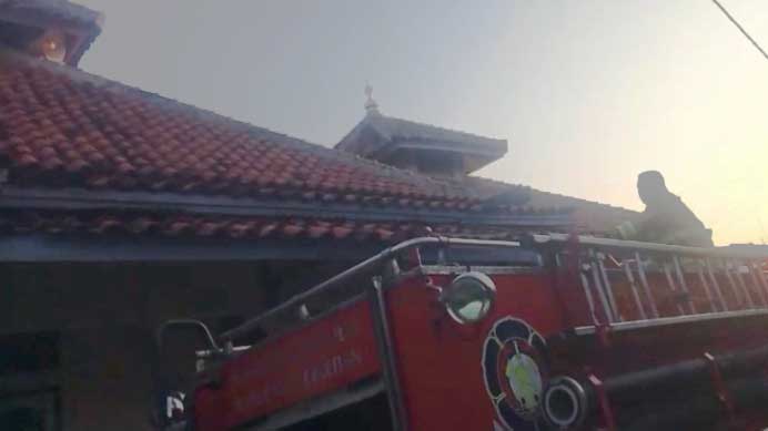 Masjid Al-Barokah di Cikeduk Cirebon Terbakar, Kerugian Ditaksir Rp50 Juta 1 Petugas Pemadam Kebakaran Kabupaten Cirebon Berusaha Memadamkan Api Di Masjid Al-Barokah, Desa Cikeduk, Kecamatan Depok, Kabupaten Cirebon, Rabu, 23 September 2026.