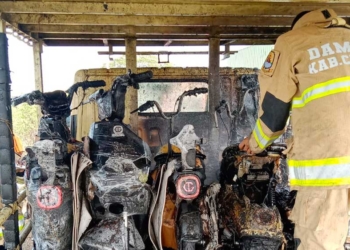 Petugas Pemadam Kebakaran Kabupaten Cirebon Melakukan Pemadaman Api Yang Membakar Truk Kontainer Pengangkut Sepeda Listrik Di Jalan Tuksari, Desa Panggangsari, Kecamatan Losari, Kabupaten Cirebon, Kamis, 24 September 2026 Siang.
