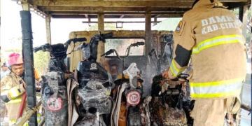 Petugas Pemadam Kebakaran Kabupaten Cirebon Melakukan Pemadaman Api Yang Membakar Truk Kontainer Pengangkut Sepeda Listrik Di Jalan Tuksari, Desa Panggangsari, Kecamatan Losari, Kabupaten Cirebon, Kamis, 24 September 2026 Siang.