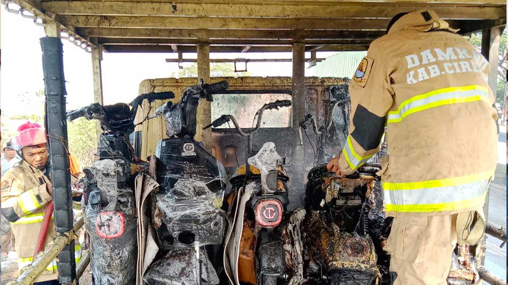 Truk Kontainer Pengangkut Sepeda Listrik Terbakar di Losari Cirebon, 60 Unit Hangus 1 Petugas Pemadam Kebakaran Kabupaten Cirebon Melakukan Pemadaman Api Yang Membakar Truk Kontainer Pengangkut Sepeda Listrik Di Jalan Tuksari, Desa Panggangsari, Kecamatan Losari, Kabupaten Cirebon, Kamis, 24 September 2026 Siang.