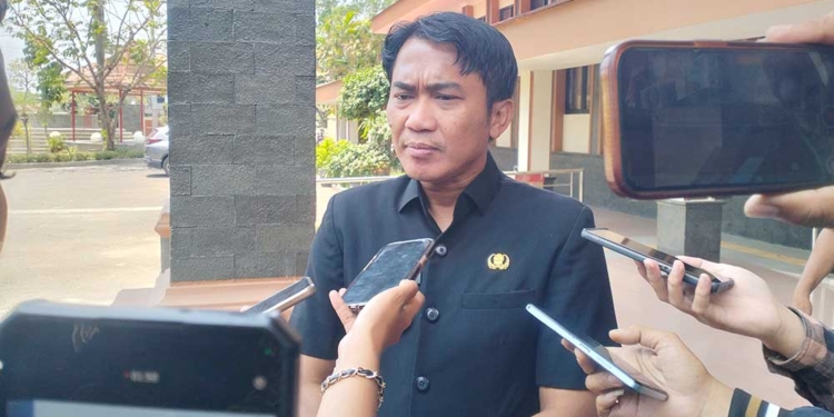 Ketua Koni Kabupaten Cirebon H. Agus Kurniawan Budiman, Memberikan Keterangan Pers Terkait Persiapan Kontingen Kabupaten Cirebon Menghadapi Porprov Jawa Barat 2026, Selasa, 15 September 2026.