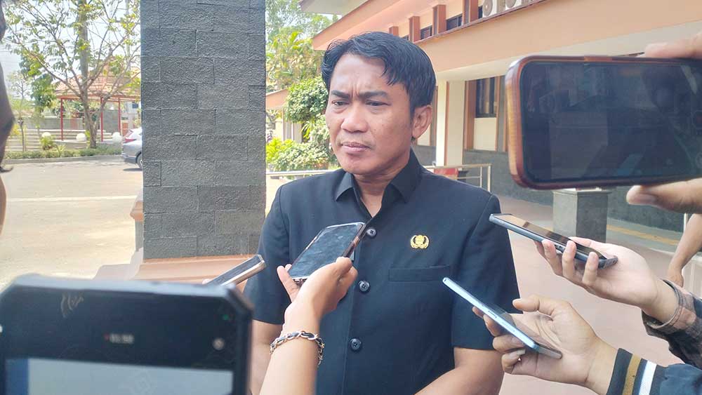 Porprov Jabar XV 2026, KONI Kabupaten Cirebon Siapkan 376 Atlet 1 Ketua Koni Kabupaten Cirebon H. Agus Kurniawan Budiman, Memberikan Keterangan Pers Terkait Persiapan Kontingen Kabupaten Cirebon Menghadapi Porprov Jawa Barat 2026, Selasa, 15 September 2026.