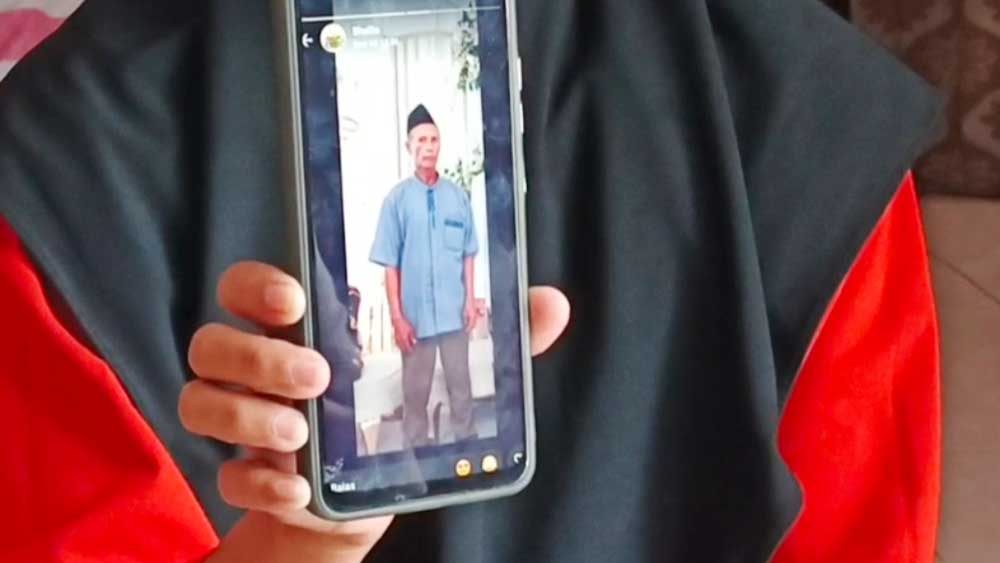 Keluarga Yaya Carya Minta Pencarian Korban Kapal Virgo Transport 8 Dimaksimalkan 2 Siti Hana Sulastri (33), Anak Pertama Yaya Carya, Menunjukkan Foto Ayahnya Yang Menjadi Salah Satu Korban Kapal Motor Virgo Transport 8 Yang Karam Di Laut Jawa.