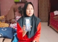 Keluarga Yaya Carya Minta Pencarian Korban Kapal Virgo Transport 8 Dimaksimalkan 2 Siti Hana Sulastri (33), Anak Pertama Yaya Carya, Menunjukkan Foto Ayahnya Yang Menjadi Salah Satu Korban Kapal Motor Virgo Transport 8 Yang Karam Di Laut Jawa.