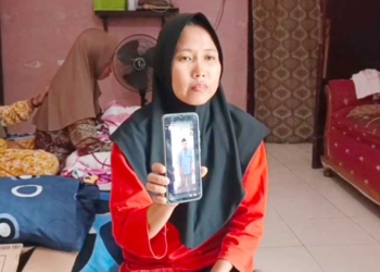 Keluarga Yaya Carya Minta Pencarian Korban Kapal Virgo Transport 8 Dimaksimalkan 1 Siti Hana Sulastri (33), Anak Pertama Yaya Carya, Menunjukkan Foto Ayahnya Yang Menjadi Salah Satu Korban Kapal Motor Virgo Transport 8 Yang Karam Di Laut Jawa.