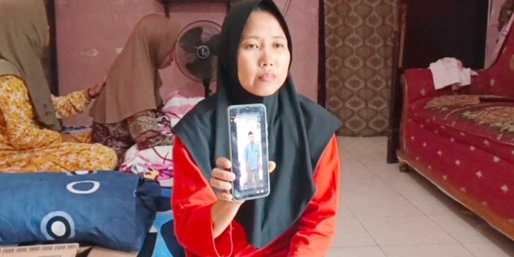 Keluarga Yaya Carya Minta Pencarian Korban Kapal Virgo Transport 8 Dimaksimalkan 6 Siti Hana Sulastri (33), Anak Pertama Yaya Carya, Menunjukkan Foto Ayahnya Yang Menjadi Salah Satu Korban Kapal Motor Virgo Transport 8 Yang Karam Di Laut Jawa.