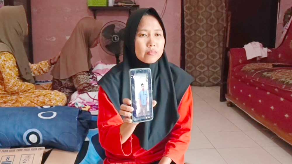 Keluarga Yaya Carya Minta Pencarian Korban Kapal Virgo Transport 8 Dimaksimalkan 1 Siti Hana Sulastri (33), Anak Pertama Yaya Carya, Menunjukkan Foto Ayahnya Yang Menjadi Salah Satu Korban Kapal Motor Virgo Transport 8 Yang Karam Di Laut Jawa.