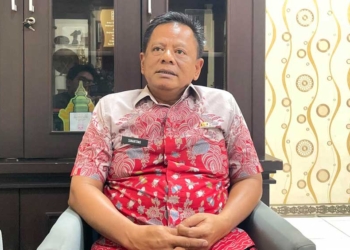 Kepala Disperdagin Kabupaten Cirebon, Suhartono, Memberikan Keterangan Pers Terkait Perluasan Operasional Kospi Di Pasar Tradisional Milik Pemkab Cirebon, Senin, 28 September 2026.