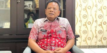 Kepala Disperdagin Kabupaten Cirebon, Suhartono, Memberikan Keterangan Pers Terkait Perluasan Operasional Kospi Di Pasar Tradisional Milik Pemkab Cirebon, Senin, 28 September 2026.