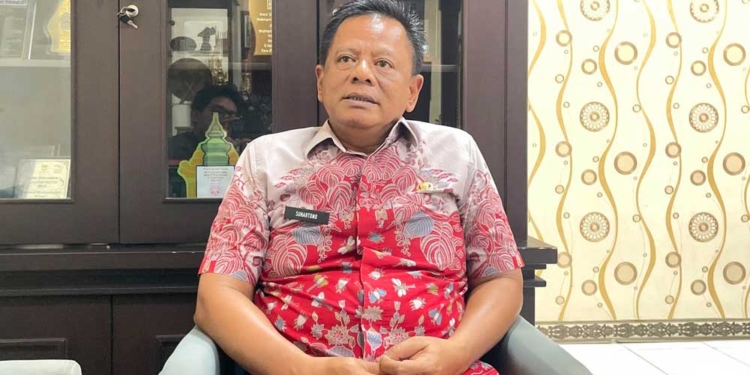 KOSPI Diperluas ke Lima Pasar Pemkab Cirebon, Harga Beras Jadi Perhatian 6 Kepala Disperdagin Kabupaten Cirebon, Suhartono, Memberikan Keterangan Pers Terkait Perluasan Operasional Kospi Di Pasar Tradisional Milik Pemkab Cirebon, Senin, 28 September 2026.