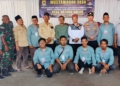 Kepala Dinas Dpmd Kabupaten Cirebon, Iwan Ridwan Hardiawan (Tengah) Didampingi Camat Susukan Dan Panitia Pilwu Paw Desa Bojong Kulon Foto Bersama Setelah Penghitungan Suara, Sabtu, 26 September 2026.