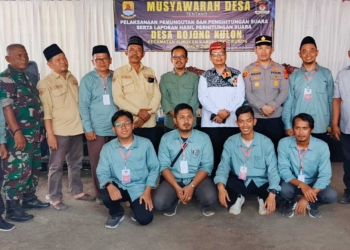 Kusyati Terpilih sebagai Kuwu PAW Desa Bojong Kulon Cirebon 1 Kepala Dinas Dpmd Kabupaten Cirebon, Iwan Ridwan Hardiawan (Tengah) Didampingi Camat Susukan Dan Panitia Pilwu Paw Desa Bojong Kulon Foto Bersama Setelah Penghitungan Suara, Sabtu, 26 September 2026.