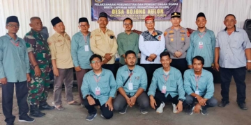 Kepala Dinas Dpmd Kabupaten Cirebon, Iwan Ridwan Hardiawan (Tengah) Didampingi Camat Susukan Dan Panitia Pilwu Paw Desa Bojong Kulon Foto Bersama Setelah Penghitungan Suara, Sabtu, 26 September 2026.
