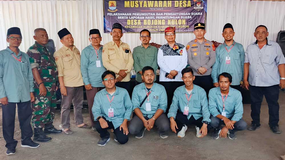Kusyati Terpilih sebagai Kuwu PAW Desa Bojong Kulon Cirebon 1 Kepala Dinas Dpmd Kabupaten Cirebon, Iwan Ridwan Hardiawan (Tengah) Didampingi Camat Susukan Dan Panitia Pilwu Paw Desa Bojong Kulon Foto Bersama Setelah Penghitungan Suara, Sabtu, 26 September 2026.